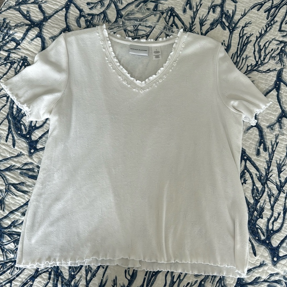 Alfred Dunner White Shirt Sleeve V-neck Top w pearls